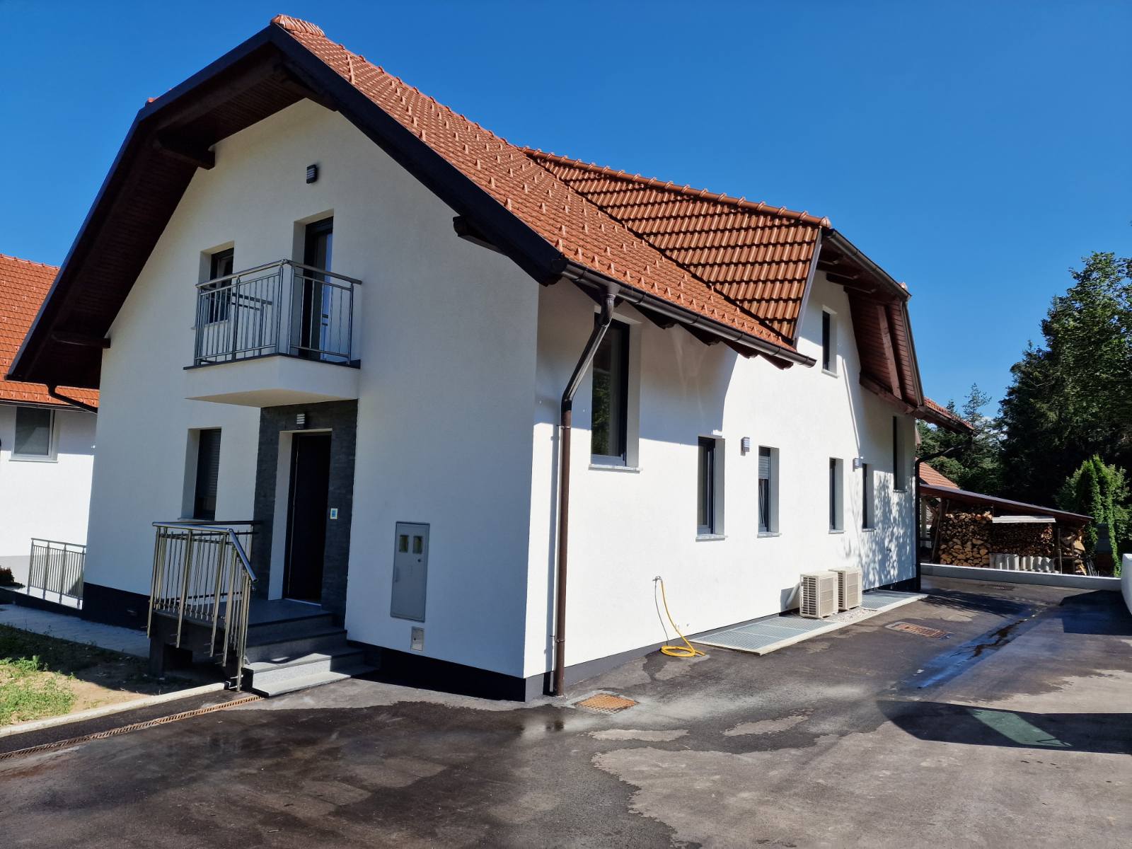 Hiša- Zapotok 184,8m2      320.000 eur    (stanovanje v dvostanovanjski stavbi)